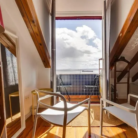 Charming Light-Filled Loft Apartment In Alfama * Lisboa