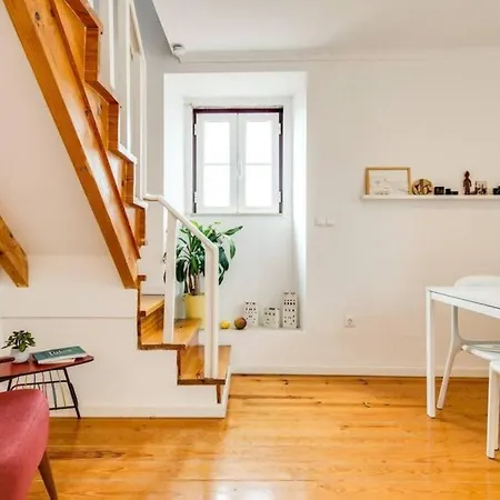 Charming Light-Filled Loft Apartment In Alfama